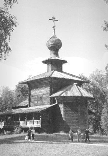 Успения Пресвятой Богородицы в Архангельском-Тюриково;Храм 1673 года был разобран в 1732 году и перенесен в село  Семеновское, откуда в 1966 году его перенесли в музей деревянного зодчества при Московском областном краеведческом музее в городе Истра. На фото - храм в музее.198?