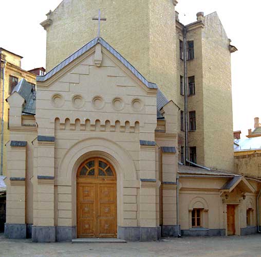 при храме Апостолов Петра и Павла;2000