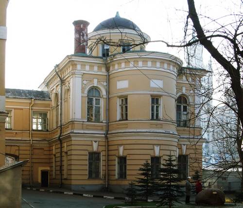 Всех скорбящих Радость иконы Божией Матери при Яузской больнице;Вид с внутреннего двора. В правом нижнем углу виден памятник жертвам террора 30-х годов.2009