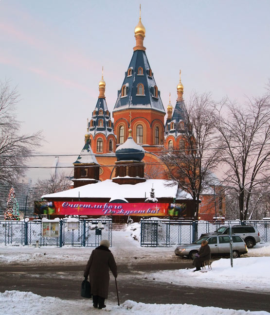 Державной иконы Божией Матери в Чертанове;На переднем плане - одноименная деревянная церковь.2011
